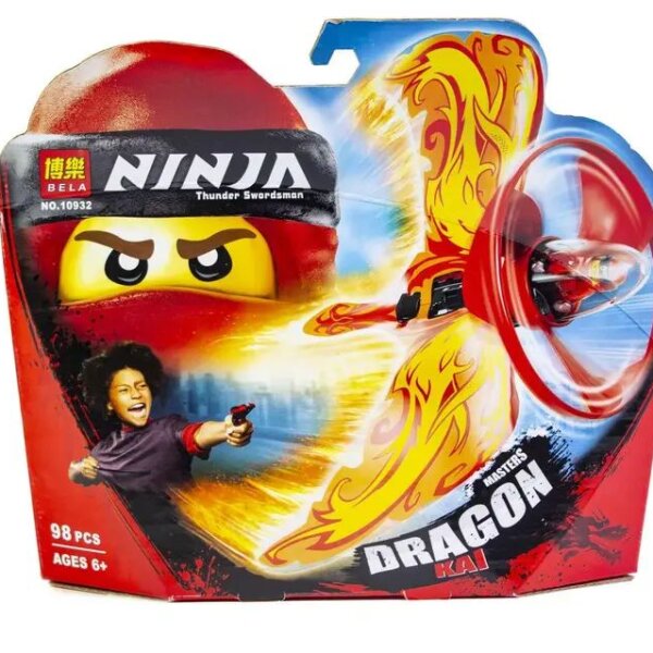 # Конструктор Ninjago Господарите на драконите – различни цветове **Конструктор Ninjago Господарите на драконите** е чудесен избор за децата, които обичат нинджа приключения, дракони, динамични битки и строителни игри. Комплектите от серията съчетават забавлението от конструирането с възможността детето да създава собствени герои, превозни средства, летящи модели и фантастични приключения. С помощта на отделните елементи детето може да сглобява своя модел стъпка по стъпка, а след завършването му играта продължава с различни ролеви сценарии. Това превръща **конструктора Ninjago** не само в занимателен комплект за сглобяване, но и в основа за дълги часове въображаема игра. Серията се предлага в **различни цветове и варианти**, което позволява да изберете любимия модел според предпочитанията на детето. Сред характерните цветове в Ninjago вселената са червен, син, зелен, черен, бял и други цветови комбинации, свързани с различните нинджа герои. ## Конструктор Ninjago с нинджа тематика Основната идея на **Ninjago Господарите на драконите** е свързана с приключенията на смелите нинджа герои и техния фантастичен свят. Конструкторите позволяват на децата да пресъздават различни сцени и да измислят свои собствени приключения. В зависимост от избрания цветови вариант комплектът може да бъде различен като модел и визия, но общата концепция остава една и съща – **сглобяване, игра и въображение**. Това прави серията подходяща както за деца, които обичат да строят, така и за малките почитатели на нинджа герои и дракони. ## Различни цветове от серията Едно от предимствата на **конструктор Ninjago Господарите на драконите** е възможността да изберете между различни цветови варианти. Различните цветове позволяват на детето да открие модел, който най-много му допада. Може да изберете например: * червен вариант; * син вариант; * зелен вариант; * черен вариант; * бял вариант; * други цветови комбинации според наличния модел. Различните цветове могат да бъдат използвани и за създаването на цяла колекция. Ако детето събира няколко модела от серията, различните варианти могат да се комбинират в обща игрова история. ## Сглобяване и конструиране Играта с конструктор започва още преди моделът да бъде завършен. Детето трябва да открива подходящите елементи, да ги свързва и постепенно да изгражда готовия модел. Този процес може да подпомага развитието на: * концентрацията; * фината моторика; * координацията око-ръка; * пространственото мислене; * логическото мислене; * способността за следване на последователност; * търпението; * самостоятелността; * творческото мислене. Конструирането изисква внимание към отделните детайли. Детето трябва да наблюдава кои части са необходими и къде трябва да бъдат поставени. След завършването на модела то получава удовлетворението от това, че само е създало своята играчка. ## Конструктор с драконова тематика Драконите са един от най-впечатляващите елементи в света на Ninjago. Затова **конструкторът Ninjago с драконова тематика** е особено интересен за децата, които харесват фантастични същества и приключения. След сглобяването моделът може да стане част от различни истории. Детето може да измисли битка между нинджа и противници, да създаде мисия за спасяване или да организира собствено приключение в света на драконите. Тук няма задължителен сценарий. Детето може да използва модела така, както му харесва, и всеки път да измисля нова история. ## Повече от обикновен конструктор **Конструктор Ninjago Господарите на драконите** съчетава две важни части на детската игра – конструиране и ролево забавление. Първо детето сглобява модела, а след това може да използва готовата конструкция в своите приключения. Това означава, че играта не приключва с поставянето на последния елемент. Готовият модел може да бъде използван като част от колекцията на детето, за разиграване на сцени или за комбиниране с други конструктори и играчки. ## Подходящ за колекциониране Различните цветови варианти правят серията интересна и за деца, които обичат да събират различни модели. Вместо да се избере само един конструктор, могат постепенно да се съберат няколко различни цвята и дизайна. Така детето може да създаде собствена нинджа колекция. Различните модели могат да бъдат подредени заедно или да бъдат включени в една обща игра. Например червен, син, зелен, черен и бял модел могат да представляват различни герои или отбори в измисленото приключение. ## Игра за самостоятелно и споделено забавление Конструкторът може да бъде интересен както за самостоятелна игра, така и за забавление с приятели, братя и сестри. При самостоятелна игра детето може спокойно да сглобява модела и да развива собствените си идеи. При игра с други деца всеки може да има собствен герой или модел, като заедно създадат общо приключение. Това превръща **Ninjago конструктора** в играчка с много възможности за използване. ## Защо да изберете Конструктор Ninjago Господарите на драконите? Този тип конструктор е подходящ избор за деца, които обичат: * нинджа герои; * дракони; * приключенски игри; * строителни комплекти; * сглобяване на модели; * различни цветове и персонажи; * ролеви игри; * фантастични истории. Основните предимства са съчетанието между **конструиране и игра**, разнообразието от цветови варианти и възможността готовият модел да бъде използван в множество въображаеми приключения. ## Изберете любимия цвят Всеки цвят може да придаде различен характер на модела и да вдъхнови детето за нова история. Независимо дали предпочита **червен, син, зелен, черен, бял или друг вариант от серията**, детето може да избере своя любим модел. Различните цветове са подходящи и за събиране на колекция. Всеки нов модел може да допълни предишните и да разшири света на детските нинджа приключения. **Конструктор Ninjago Господарите на драконите** е чудесна идея за подарък за деца, които обичат да сглобяват, строят и да създават собствени истории. Комбинацията от нинджа тематика, дракони, различни цветови варианти и възможност за ролеви игри превръща комплекта в занимателна игра за дълго време. Ако търсите **конструктор Ninjago, конструктор Господарите на драконите, нинджа конструктор, конструктор с дракон или детски строителен комплект в различни цветове**, тази серия предлага разнообразни варианти, от които детето може да избере своя любим модел. Всеки комплект дава възможност първо да бъде сглобен, а след това да стане част от нови приключения. Именно това съчетание между **създаване, игра и въображение** прави конструкторите Ninjago толкова интересни за малките любители на нинджа герои и фантастичния свят на драконите.